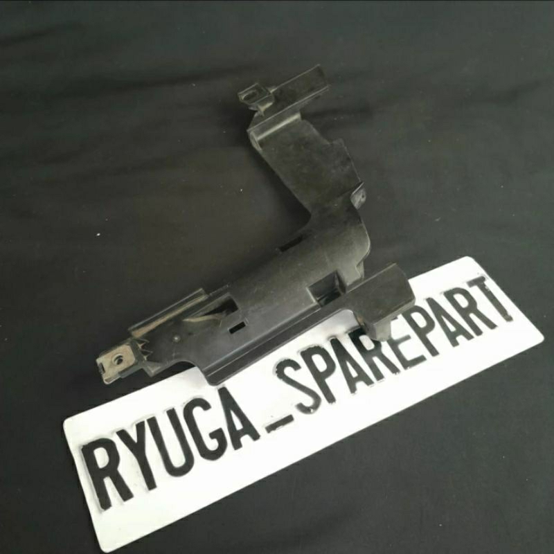 bracket lampu depan kanan original BMW E46 1301073018