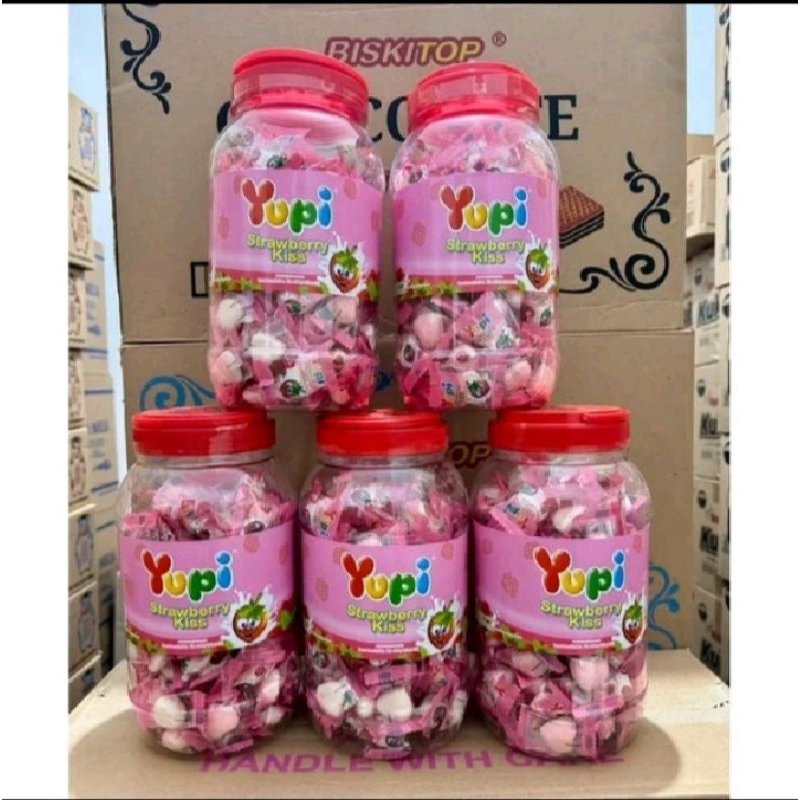 

Permen yupi kiss toples isi 125pcs / yupi strawberry