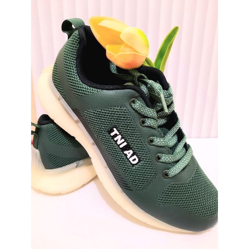 Sepatu olahraga TNI