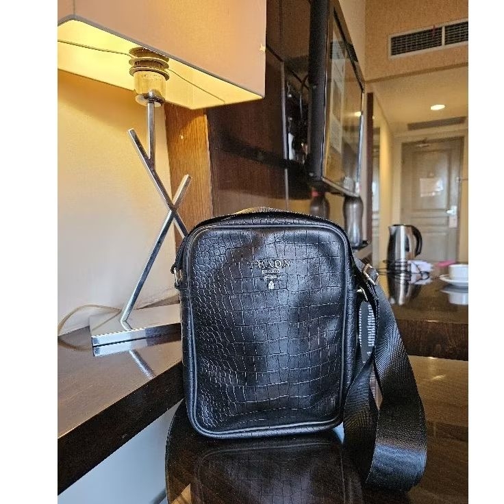 PRADA - TAS SELEMPANG PRIA BRANDED BAHAN KULIT ASLI