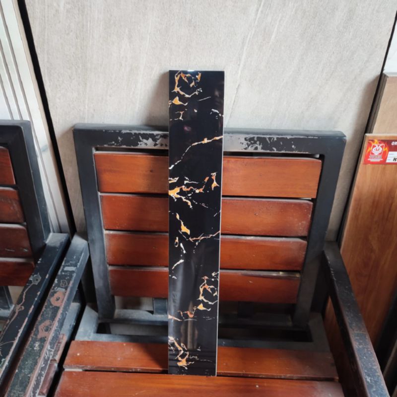 Plint granit 15x60 hitam corak gold