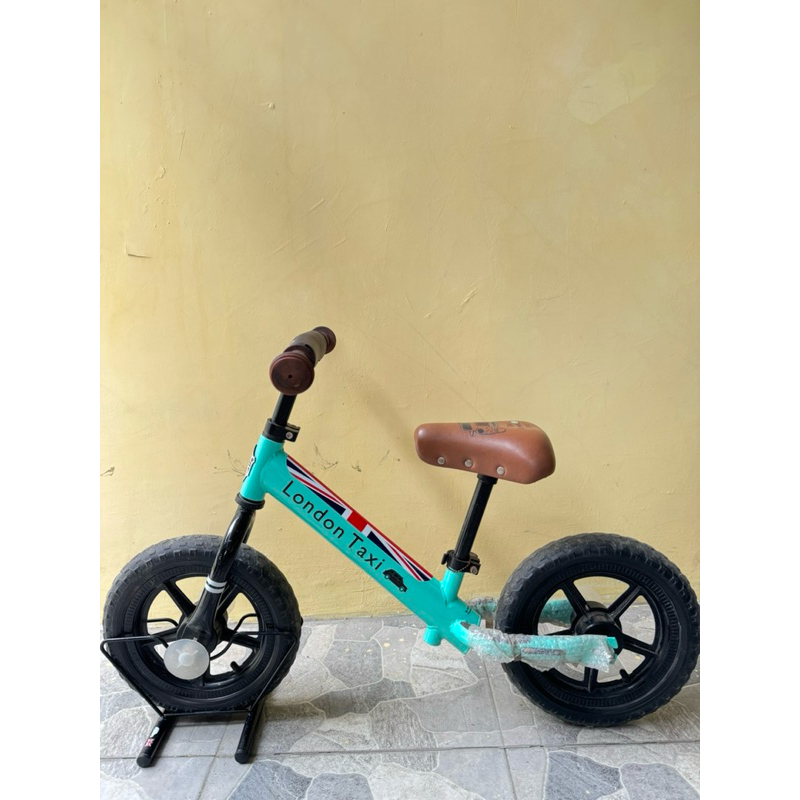 PRELOVED BALANCE BIKE LONDON TAXI