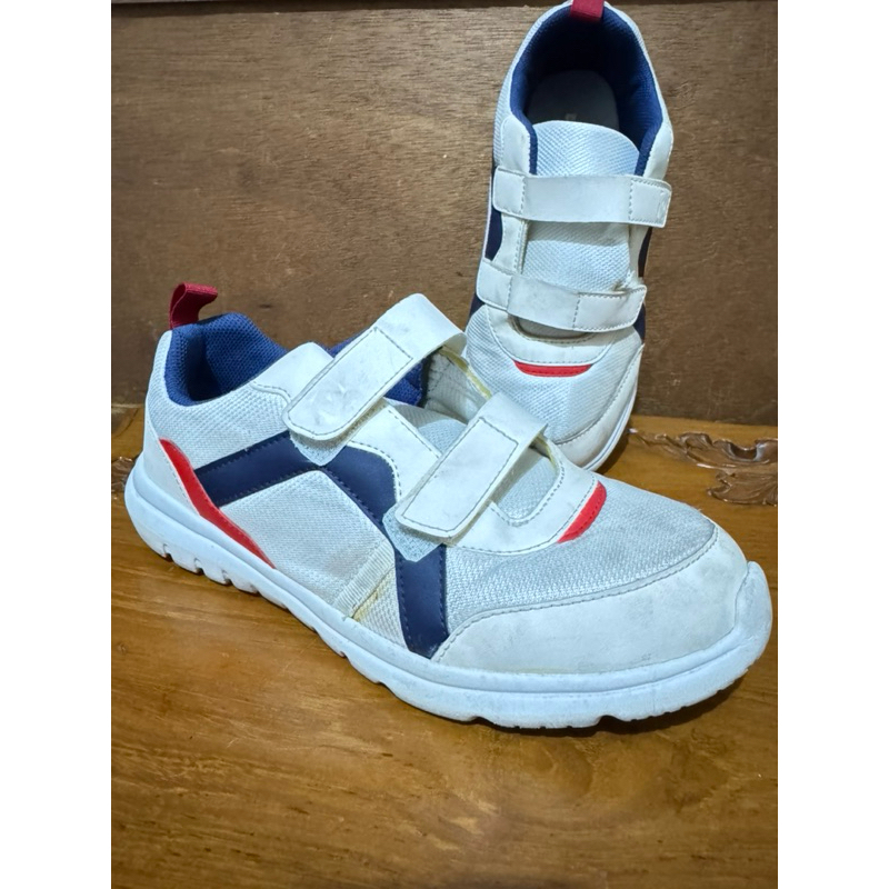 Sepatu Toezone