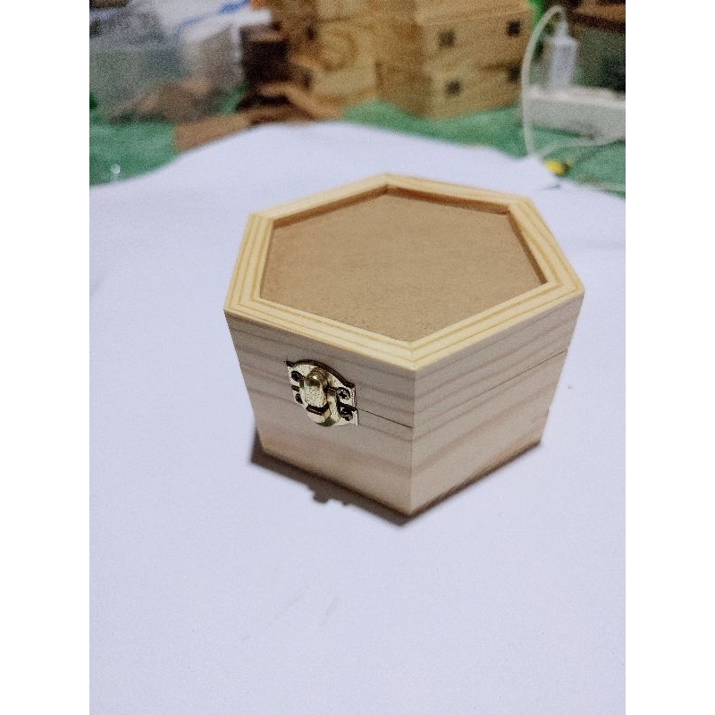 Kotak Cincin Kayu Akrilik Jati Belanda Hexagonal