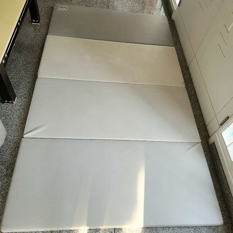 [PRELOVED] ALZIPMAT PLAYMAT  ECO COLOR FOLDER - URBAN MILK GRAY FOLDABLE PLAYMAT BABY MAT PLAYMAT AN