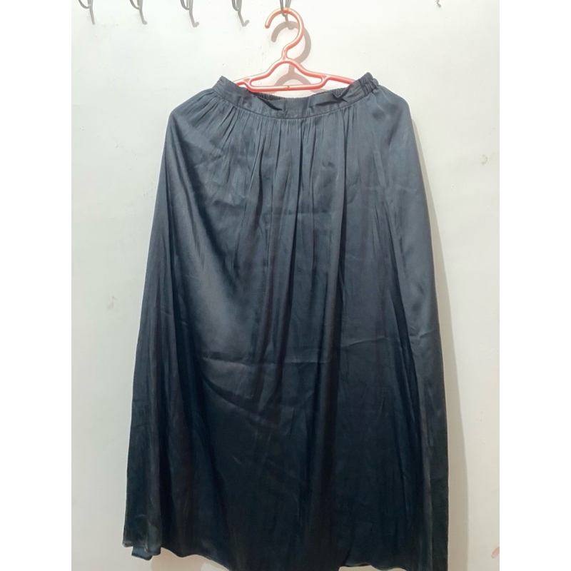 [PRELOVED] Black Satin Skirt (Midi-Long)