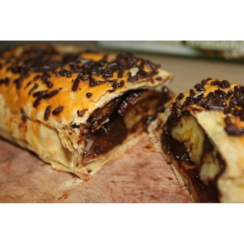 

BANANA STRUDEL CHOCO BANANA oleh oleh khas solo kue pastry pisang coklat lumer