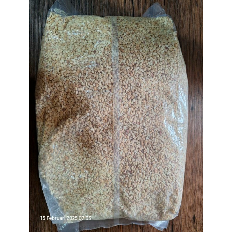 

terrmurahh!! berat 5 kg kacang cincang kacang cacah untuk aneka topping kemasan repack