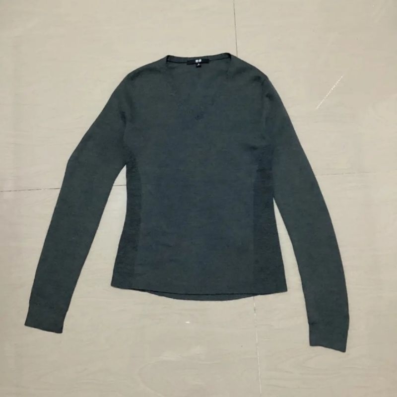 [PRELOVED] Baju UNIQLO knitwear atasan wanita abu polos