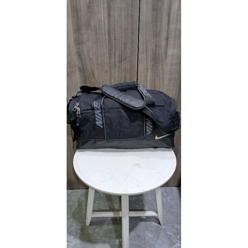 Tas gym preloved. Tas gym second. Duffel bag second. Duffel bag preloved. Tas olahraga preloved. Tas