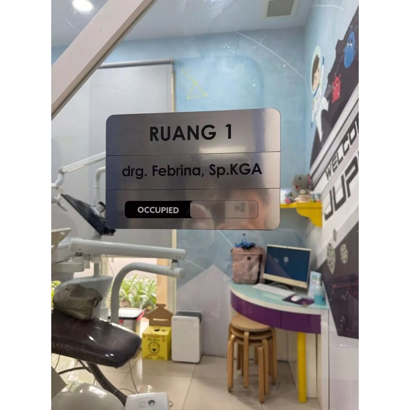 

Sign sliding nama dokter ruangan praktek