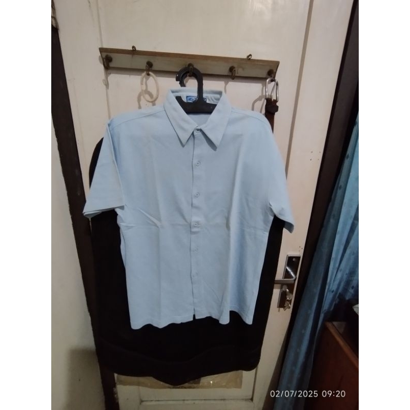 Kemeja kaos pria bekas biru muda