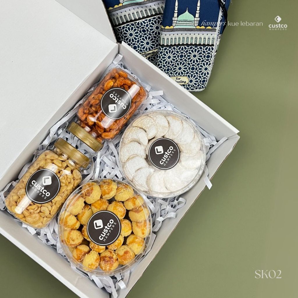 

Hampers Kue Lebaran Premium + Kacang + Sajadah Travel | SK02 | Custco Hampers | Hampers Kue Kering | Kue Nastar | Kue Putri Salju | Hampers Kacang