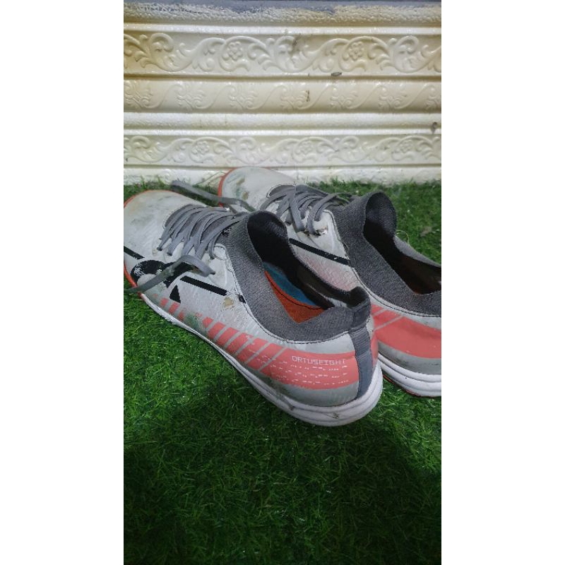 SEPATU FUTSAL BEKAS SIZE 40/BISA NEGO
