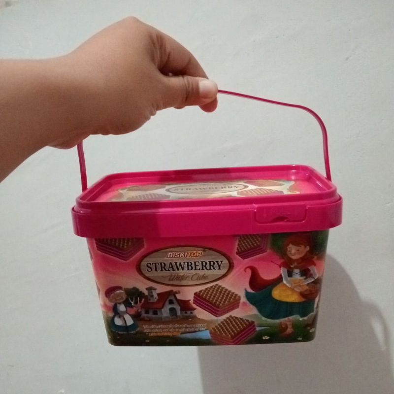 

biskitop strawberry wafer cake