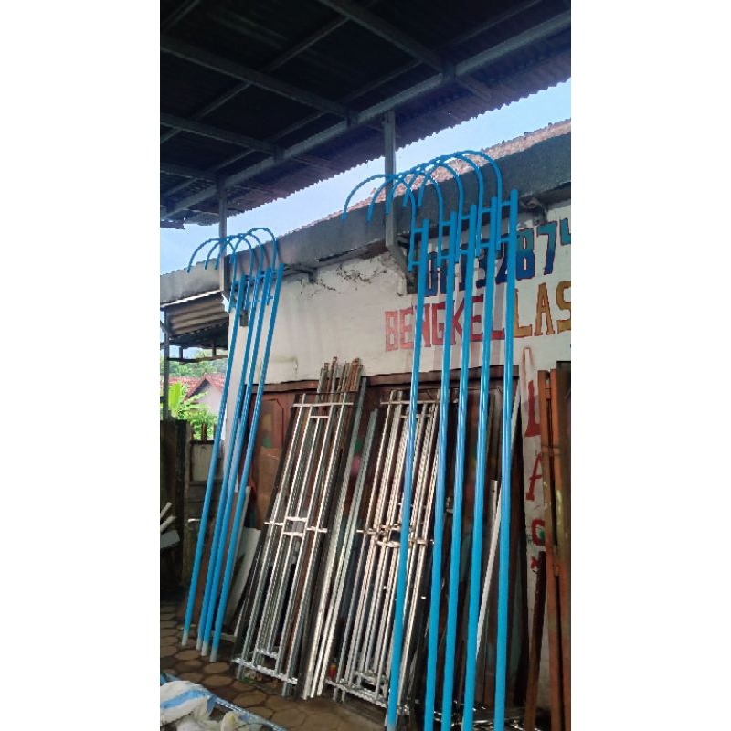 tiang lampu penerang jalan