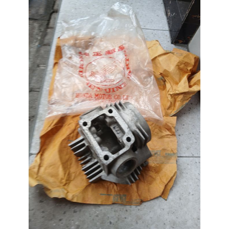 CYLINDER HEAD HONDA S90 ORIGINAL NOS