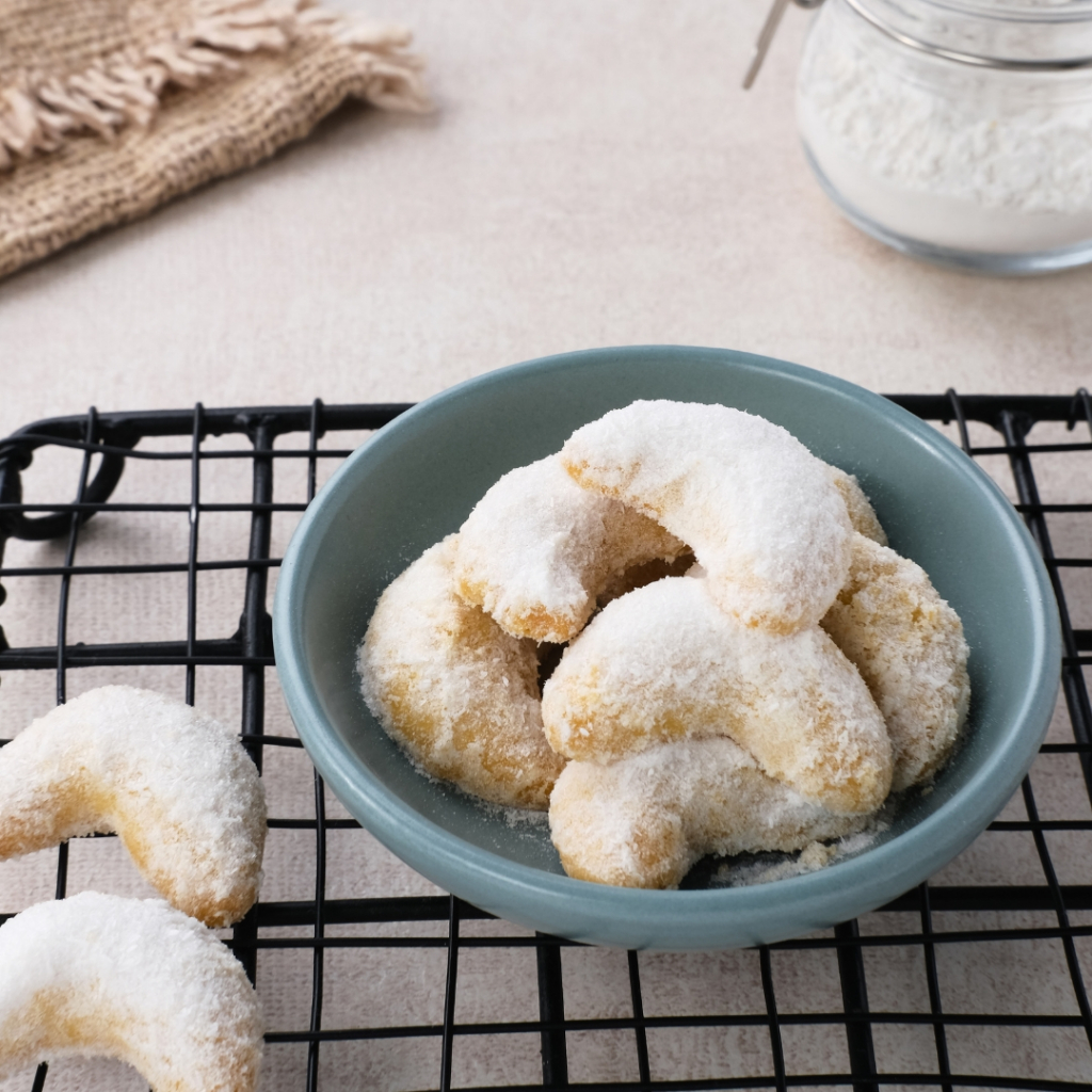 

Terlaris !!! Kue Kering Putri Salju Gurih manis ukuran toples tabung 200 - 400 ml