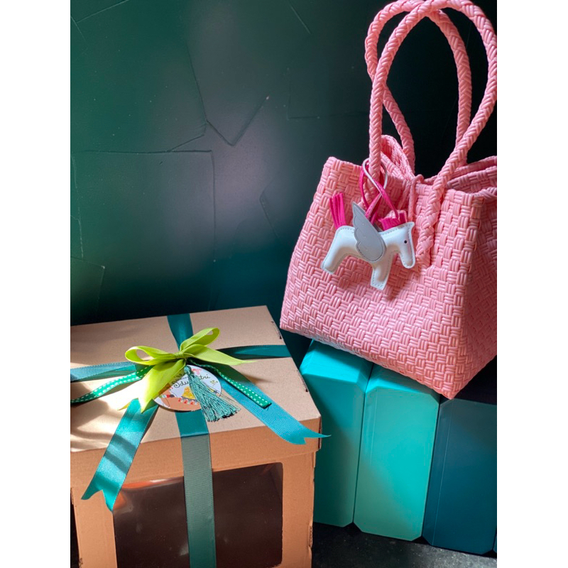 HAMPERS LEBARAN - Tas anyaman plastik dengan bag charm - bingkisan lebaran- bingkisan Ramadan- pink 