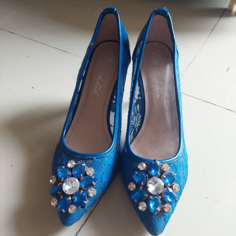 sepatu heels biru renda