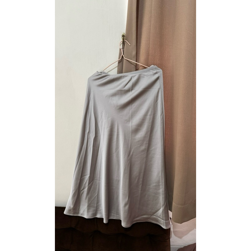 1X PAKAI rok satin uniqlo