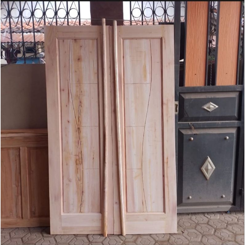 Pintu kupu kupu kayu mahoni