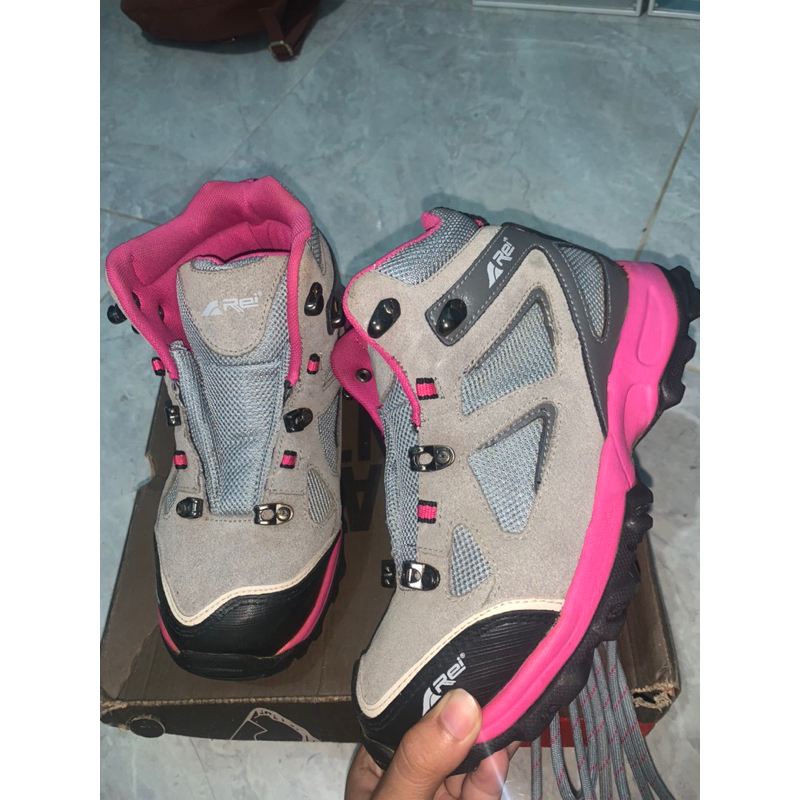 sepatu gunung Rei