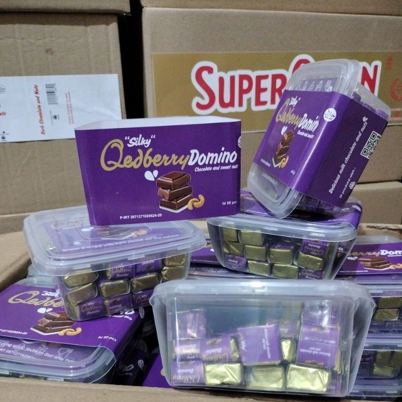 

Qedberry Domino chocolate and sweet nuts 1 cup 50pcs