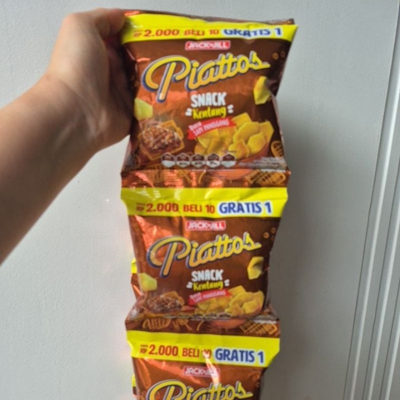 

Piattos snack kentang rasa sapi pangang 15gr renceng isi 11 bungkus