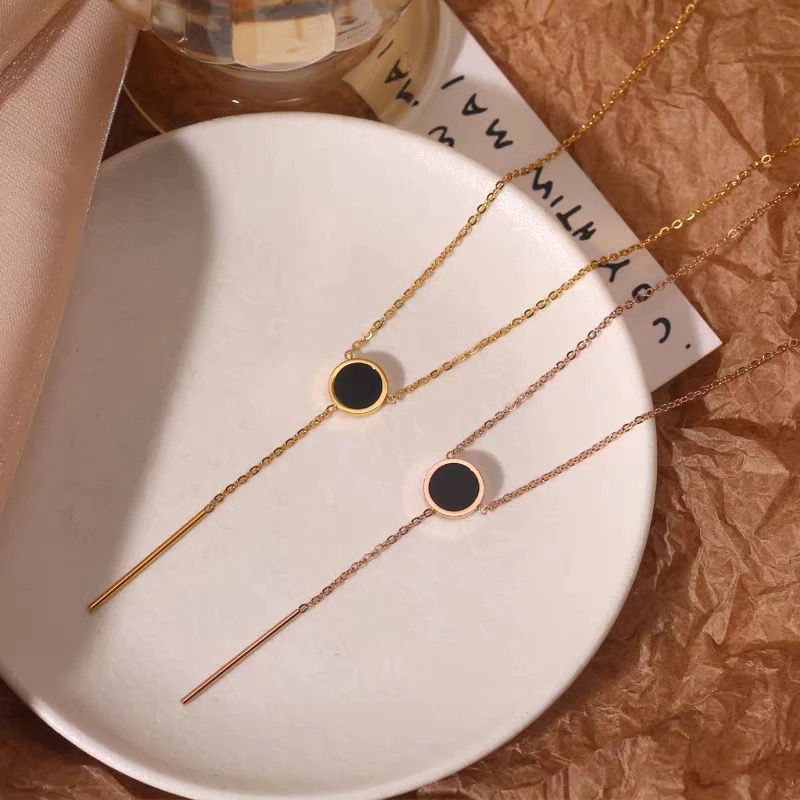 Ratu silver Kalung titanium wanita liontin bulat hitam panjang aksesoris wanita