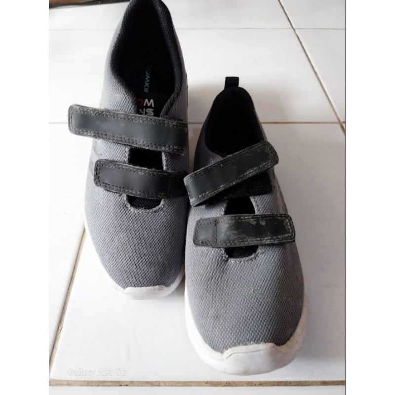Preloved Sepatu Anak Tomkins Abu Abu