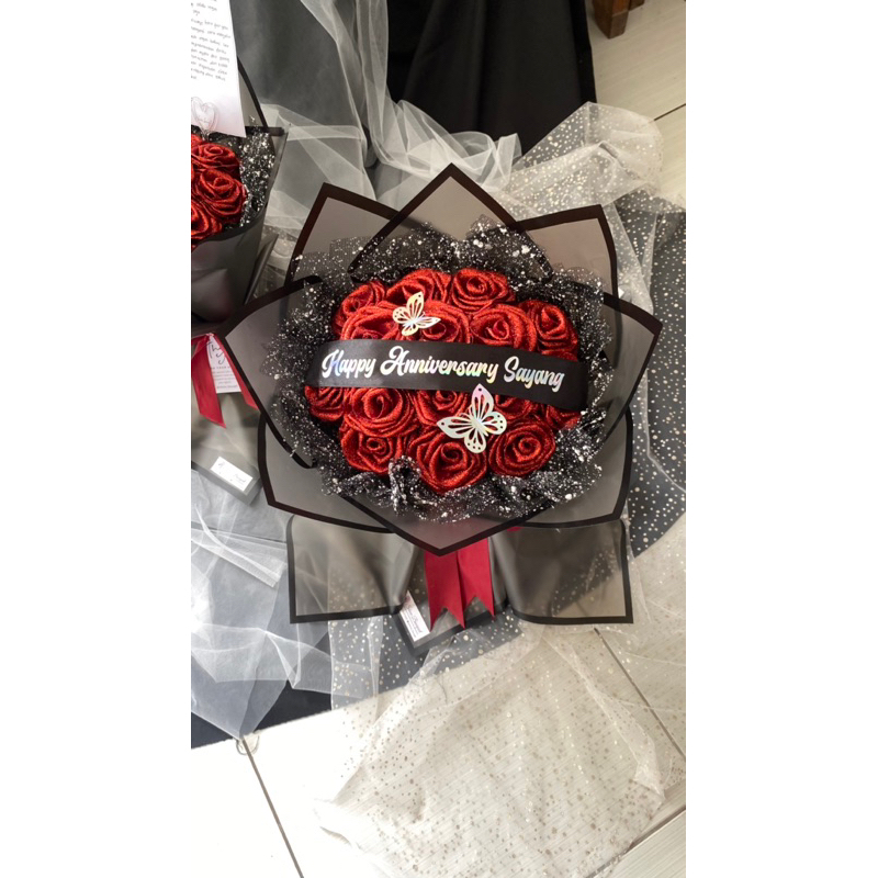 

bucket pita satin 15 tangkai maroon