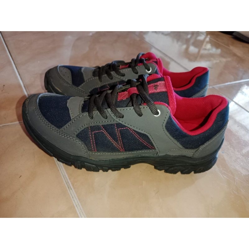 sepatu Quechua gunung