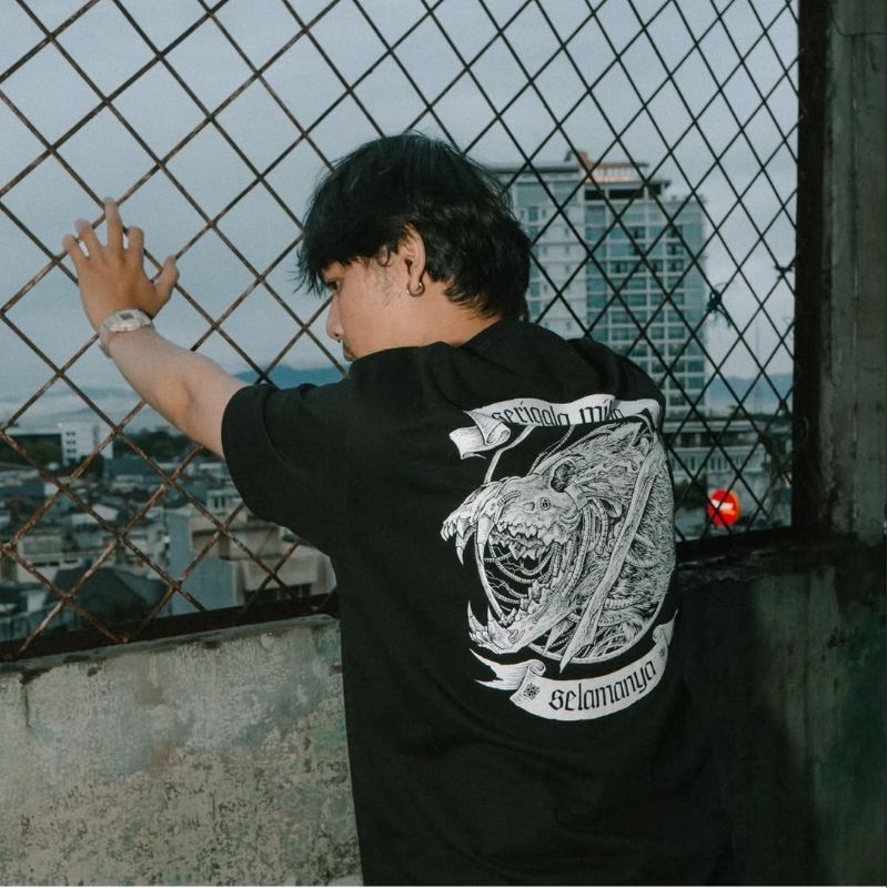 ORIGINAL TSHIRT SERINGAI SERIGALA MILITIA SELAMANYA X HELLPRINT UNITED DAY KAOS BAND Garasi Rebel Ts