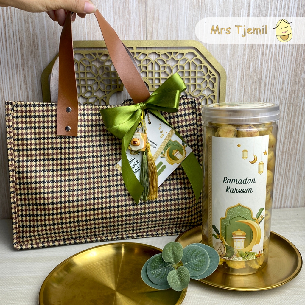 

PARCEL NOOR -Mrs Tjemil- piring stainless gold Hari Raya Lebaran Idul Fitri kacang mede soes