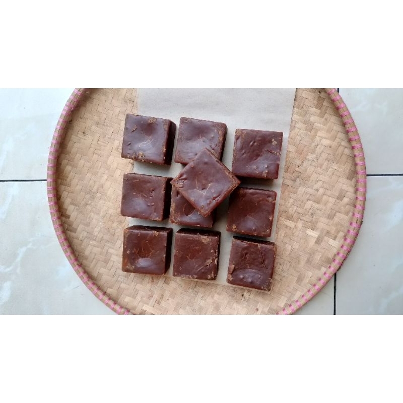 

gula aren/gula kawung 1 kg+ original asli model cetakan kotak 100%murni hasil petani,bahan dari lahang pohon kawung asli, tampa campuran, tampa bahan pengawet,di olah secara tradisional oleh para pentani lokal