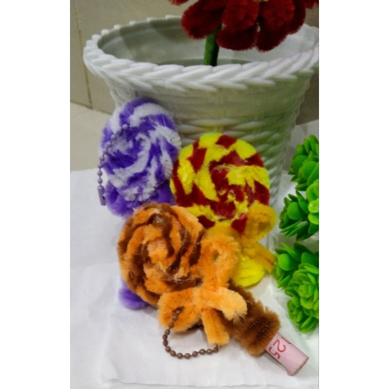 

Amplop lebaran gantungan kunci kawat bulu karakter lollipop (isi 5 pcs)