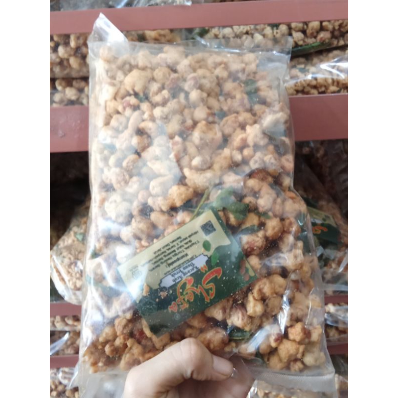 

500 gram Kacang arab daun jeruk. Renyah, gurih, dan halal. Produk baru dan berkualitas. Kue lebaran, Rasa dijamin enak.