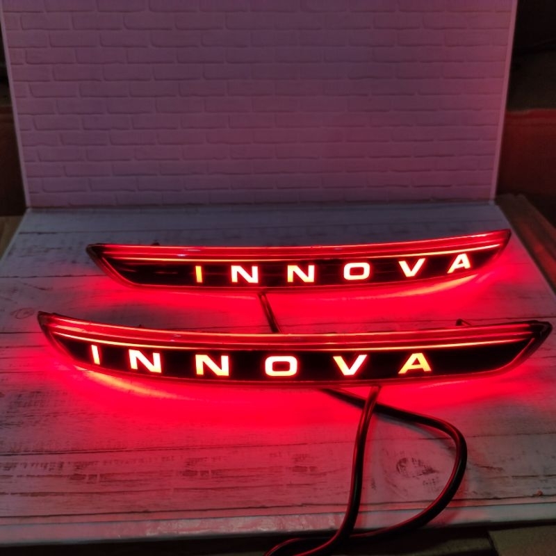 Lampu reflektor bumper belakang mobil Yoyota Innova Reborn 2016 tulisan innova-smoke