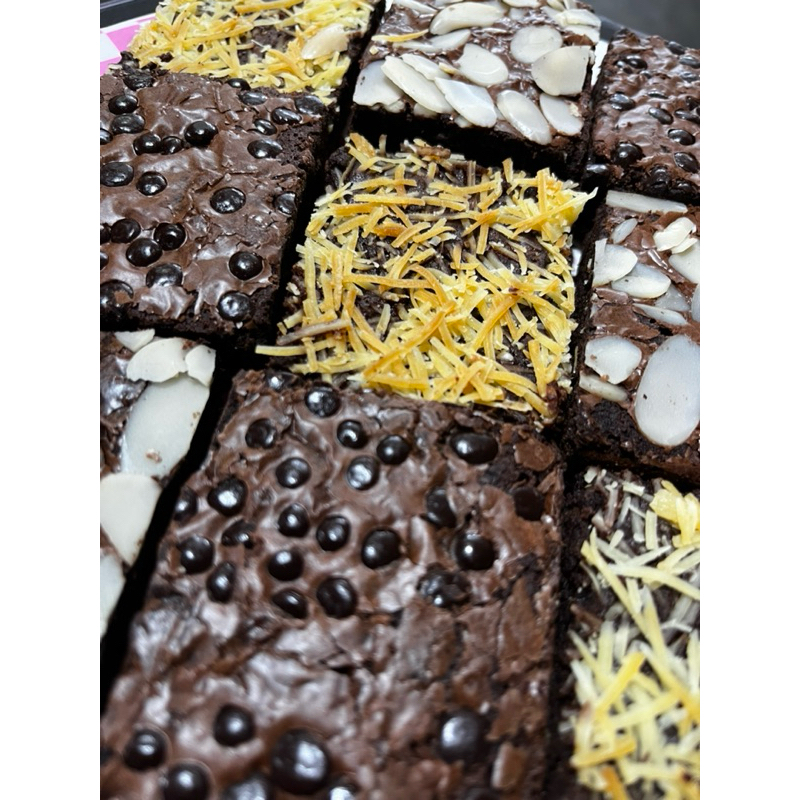 

Brownies potong choco chips, keju, almond PROMO 5 GRATIS 1