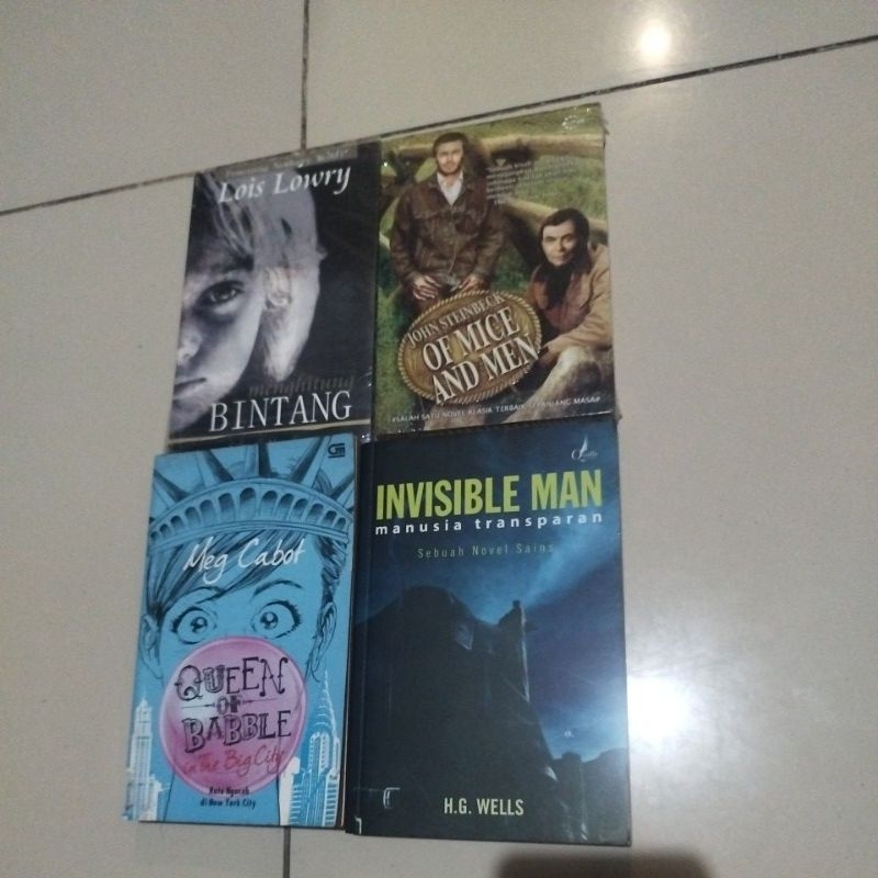 menghitung bintang Lois Lowry, Of Mice and Men john Steinbeck, Invisible Man H.G. Wells, Queen of ba