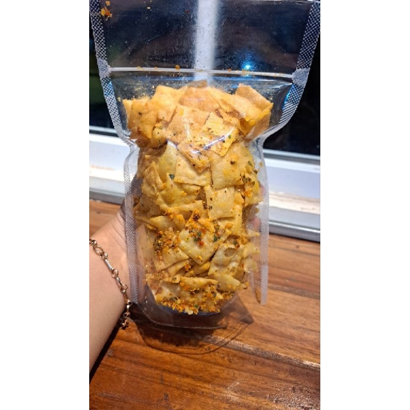 

Keripik Kulit Pangsit pedas daun jeruk