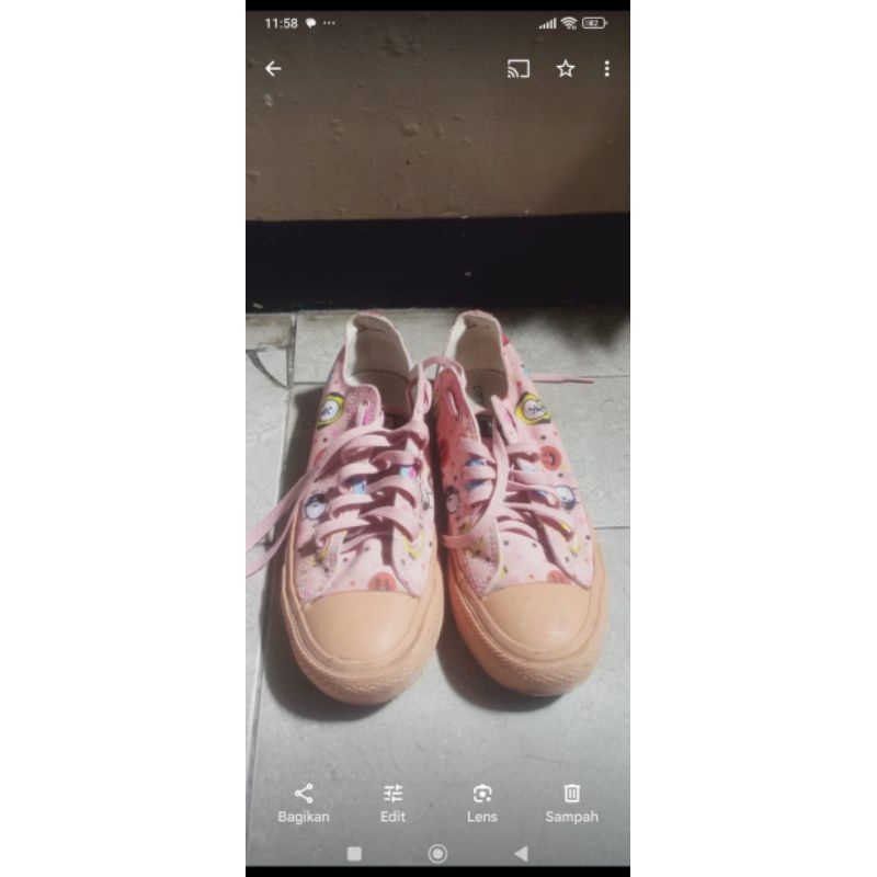 baju wanita dan sepatu cat