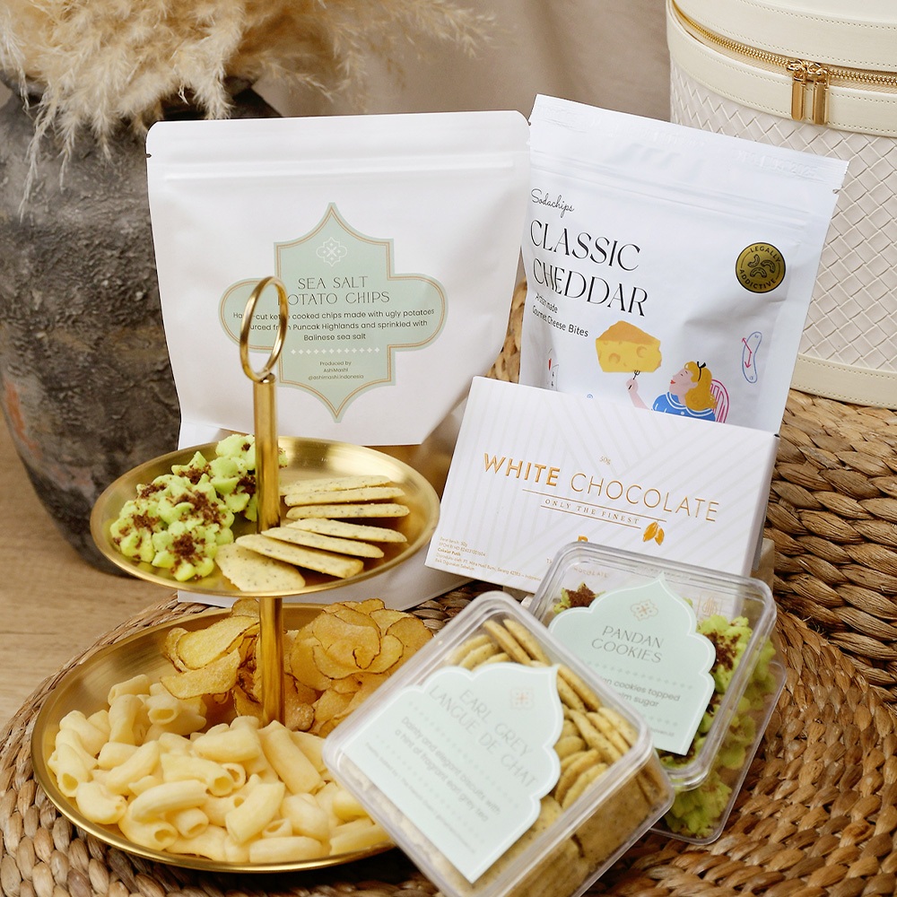 

F) Hampers Idul Fitri/Cake Stand/Lidah Kucing Cookies/Pandan Cookies/Chocolate Bar/Potato Chips/Cheese Bites - Hampers Lebaran | Ooflala