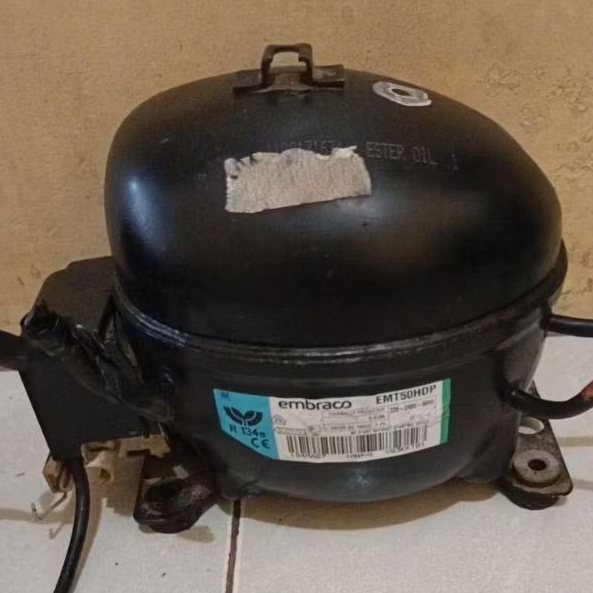 KOMPRESOR MESIN  KULKAS 2 PINTU 1/6 PK  DAN 1 PINTU 1/8 PK ORI PABRIK # COMPRESSOR 1/6 EMBRACO EMT 6