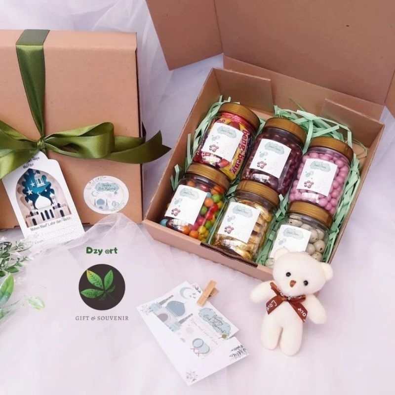 

Hampers Box A Paket 8. Cokelat Apollo Roka (1 Toples) + Good Time (2 Bungkus) + Boneka + Kartu Ucapan. Hampers Edisi Valentine.