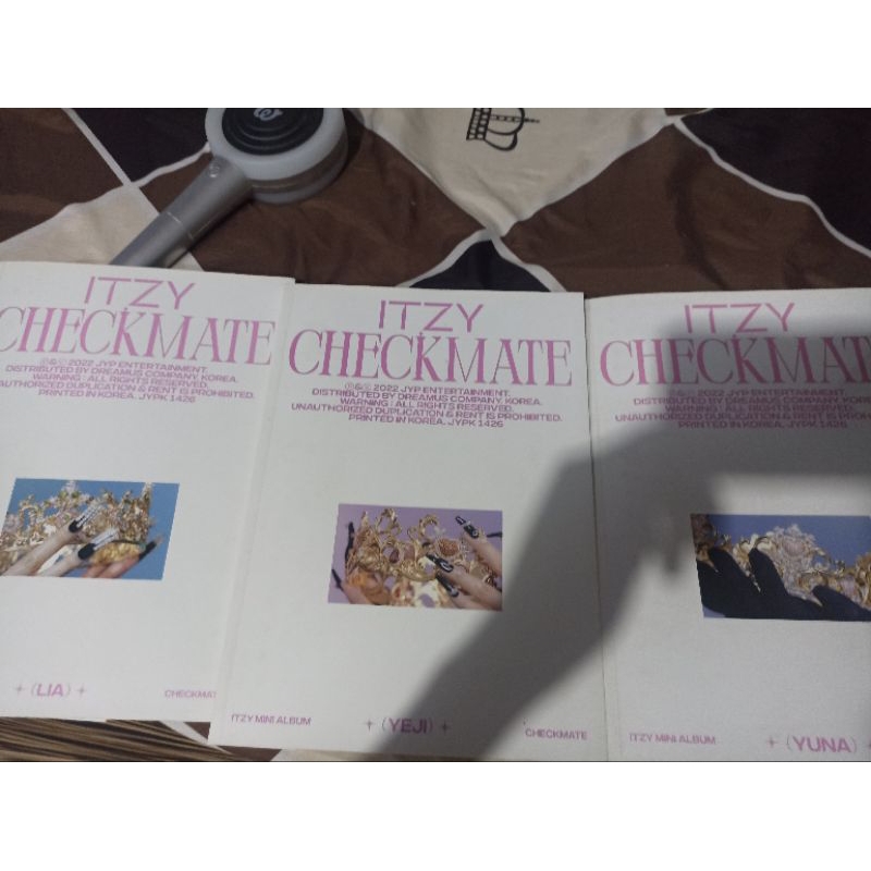 album checkmate itzy yuna yeji lia