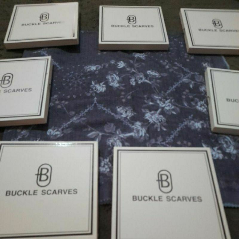 HIJAB SEGIEMPAT MOTIF BUCKLE SCARVES BOX