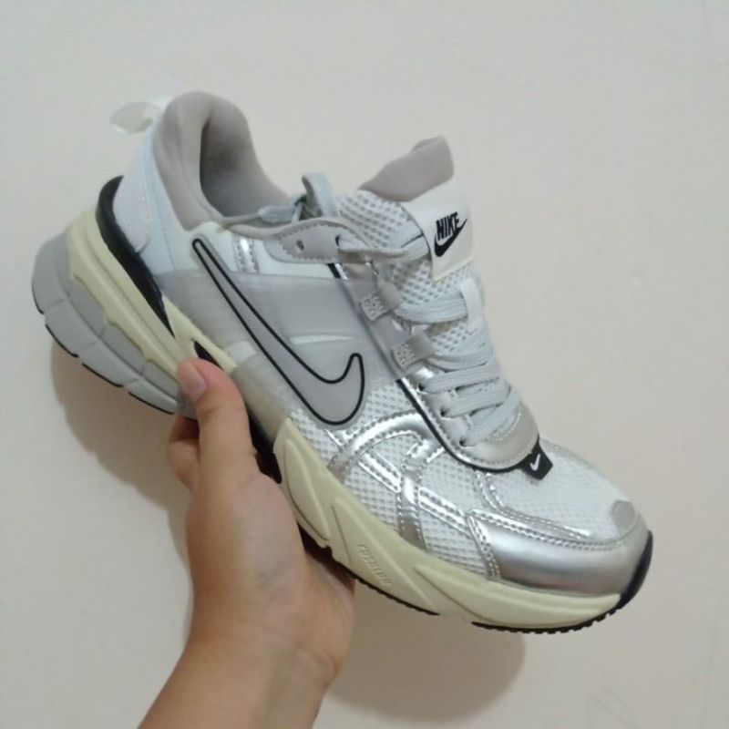 Sepatu running NIKE V2K