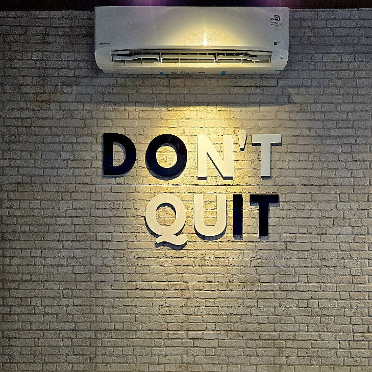 Huruf Timbul Akrilik + Spon EVA 12 mm – Custom Nama Toko / Sekolah / Masjid Indoor Outdoor